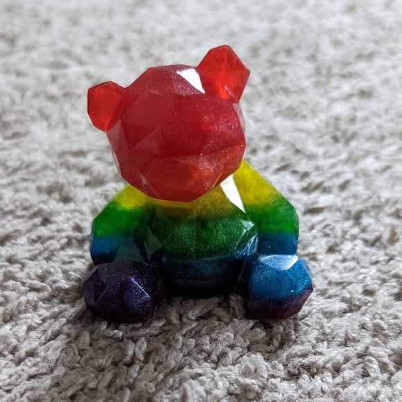 Rainbow gem resin bear - Picture 2 of 3